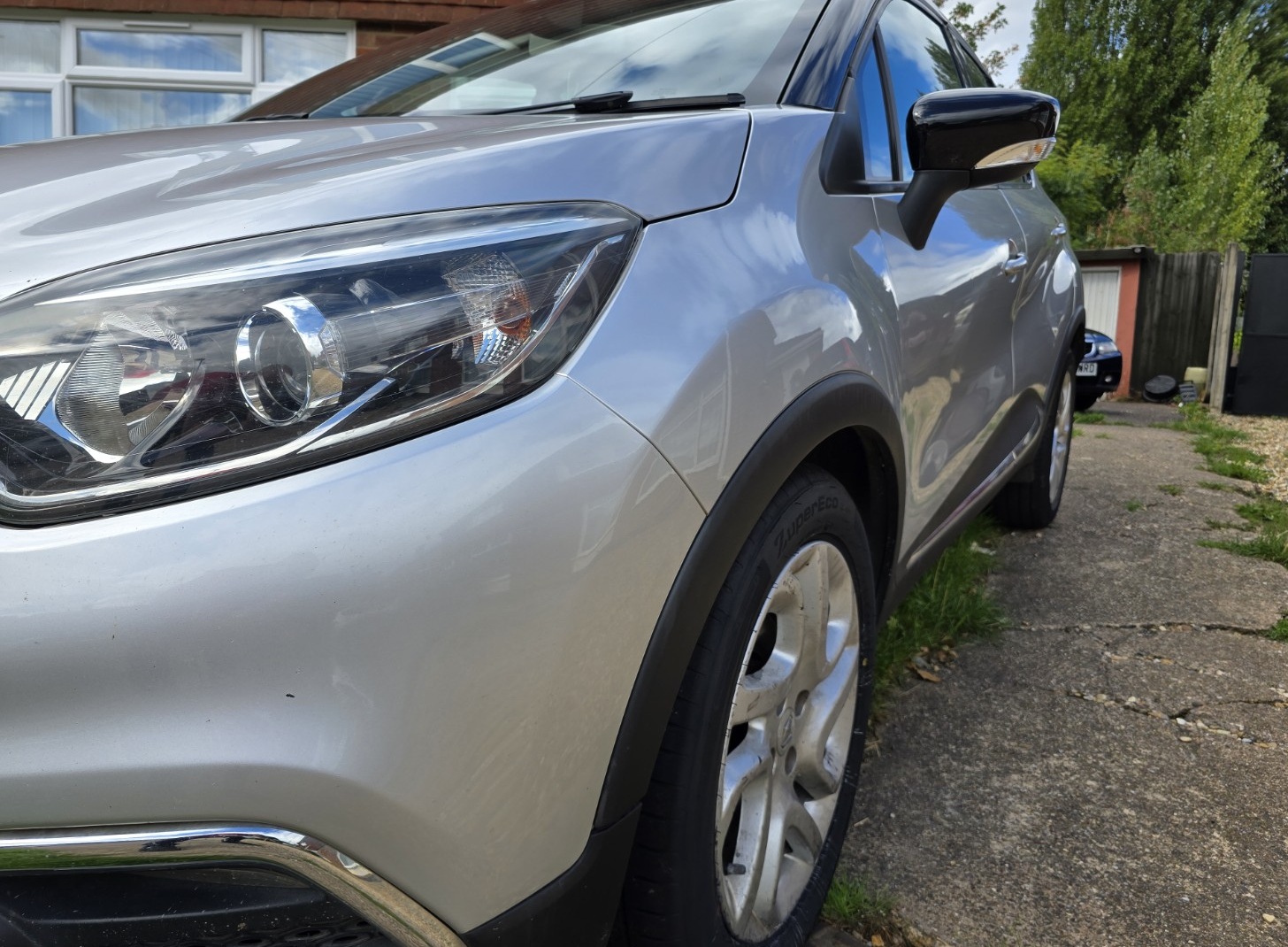 Renault Captur front quarter showing headlamp, panel fit, wheel and exterior condition