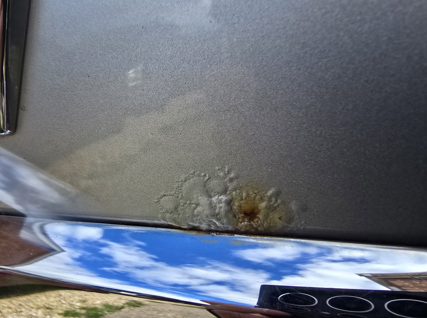 Renault Captur tailgate with corrosion bubbles and deteriorating paint near the trim