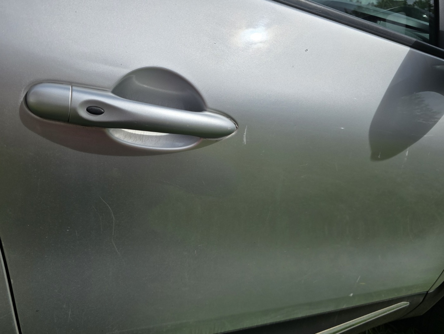 Wider view showing the location of a mark on a Renault Captur door