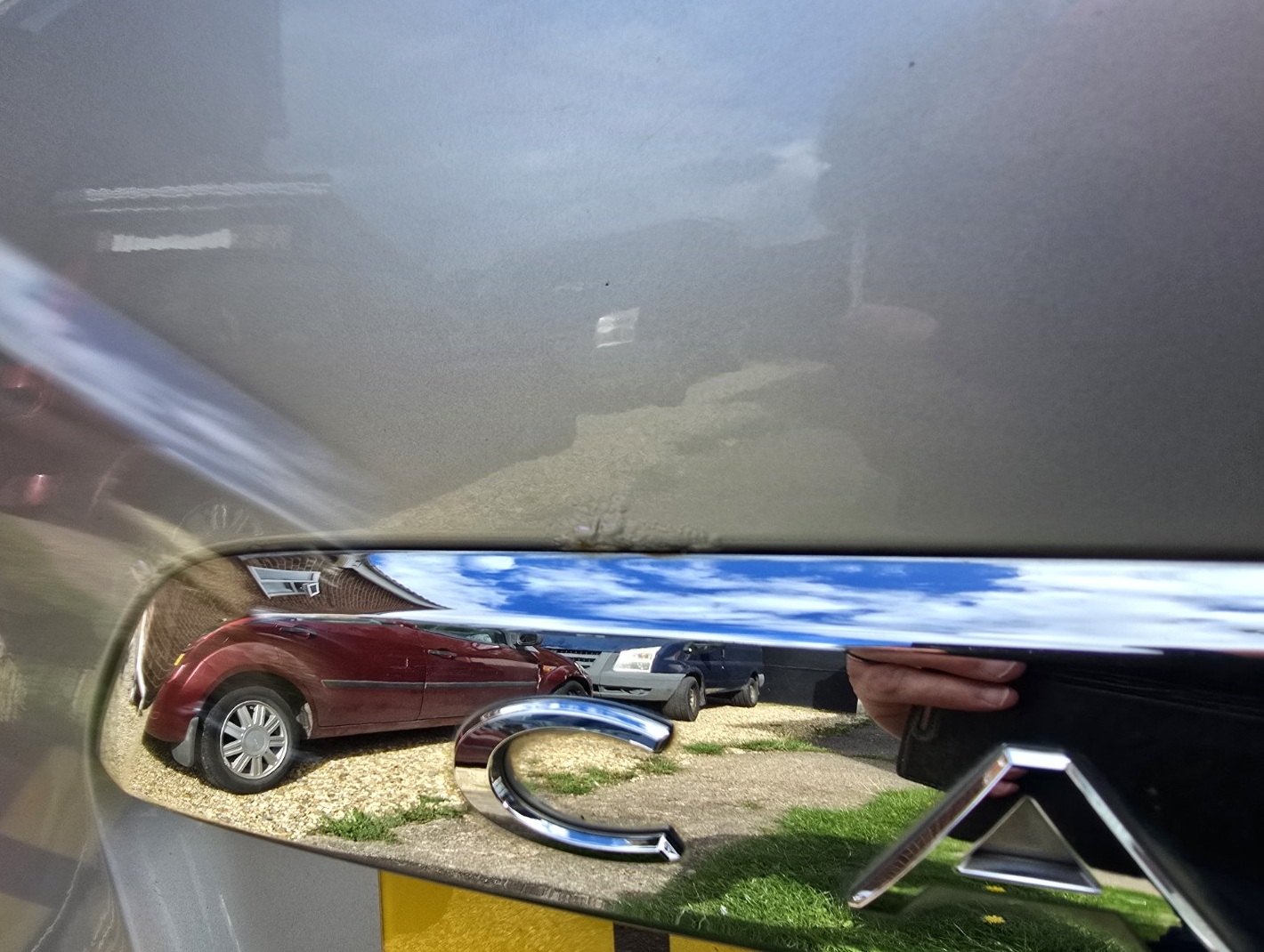 Wider view showing corrosion on a Renault Captur tailgate