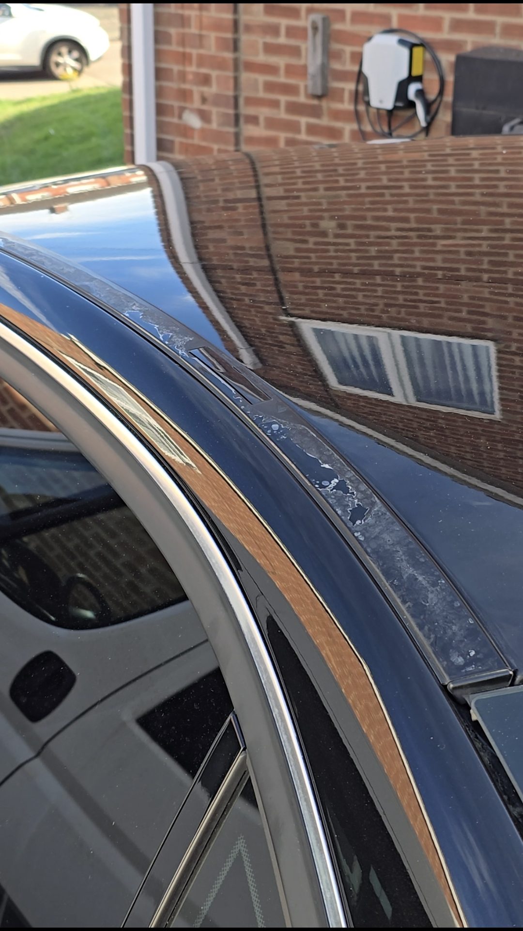 Mercedes-Benz W204 black roof-gutter trim with peeling lacquer before refurbishment